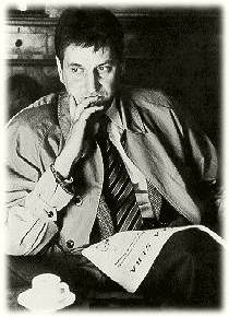 Claudio Magris seduto a un tavolino del Caffè San Marco