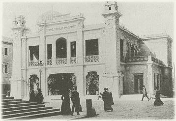 Il Caffè Stella Polare ricostruito nel padiglione di legno e gesso, di fronte alla Chiesa di Sant'Antonio Nuovo